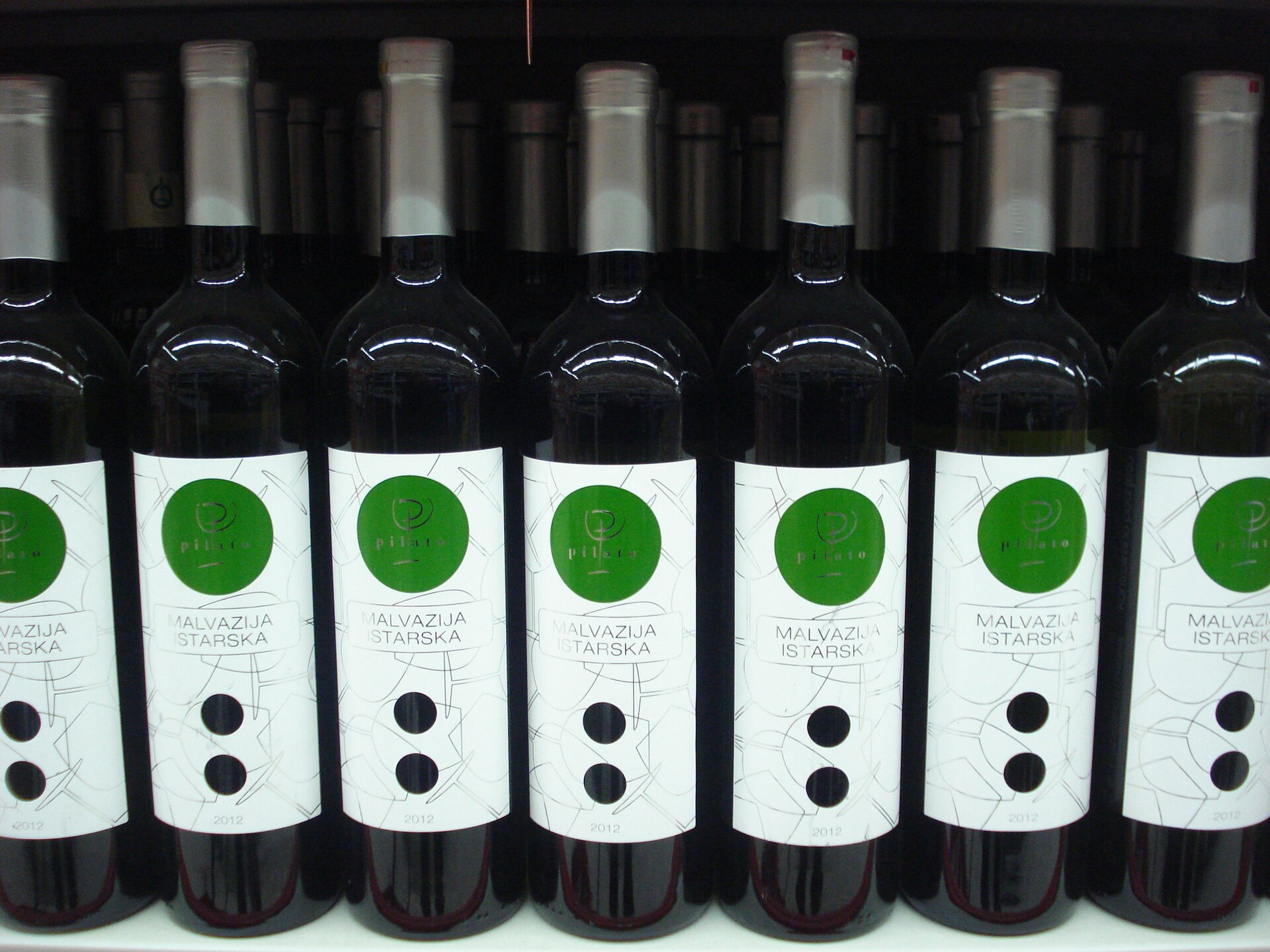 Bottiglie di Malvazija istarska, il vino bianco autoctono dell'Istria con denominazione di origine protetta.