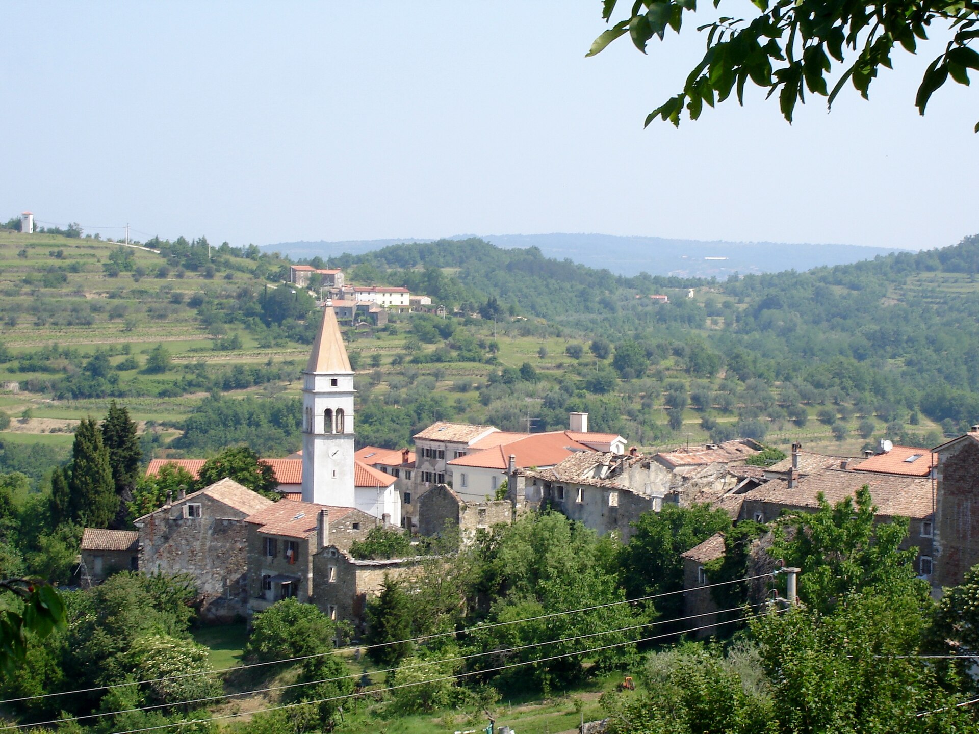 Il borgo collinare di Momiano arroccato sulle alture dell'Istria, con le sue case tradizionali circondato dalla campagna.
