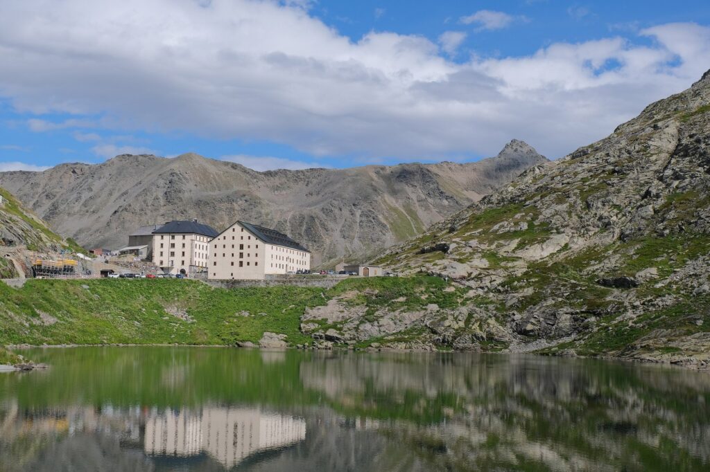 L'ospizio e il lago del Colle del Gran San Bernardo, ultima tappa della Via Francigena prima dell'Italia