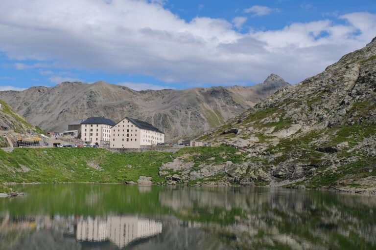 L'ospizio e il lago del Colle del Gran San Bernardo, ultima tappa della Via Francigena prima dell'Italia