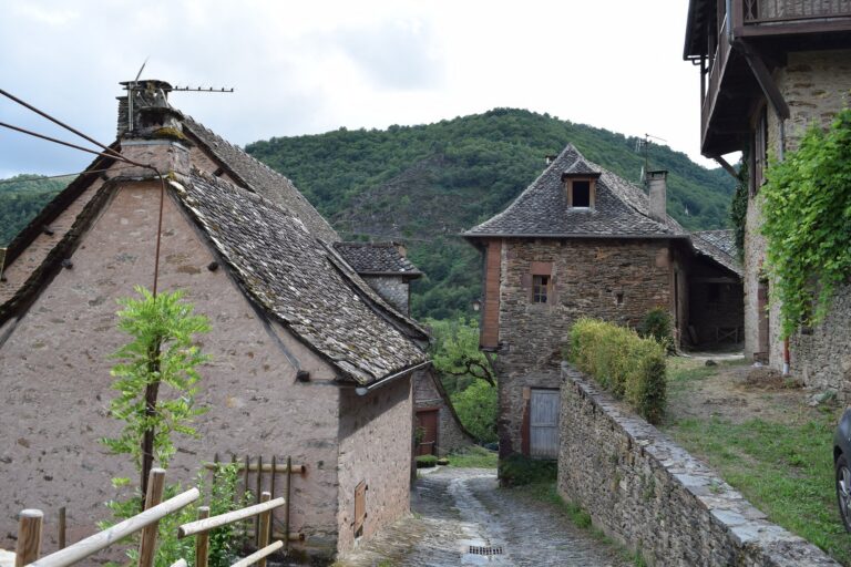 Le case di pietra con i tetti di lose del borgo di Conques, tappa della Via Podiensis